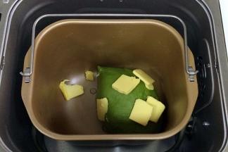 待面包揉至15分钟成团后，加入黄油继续揉面。