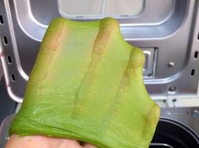 继续揉20分钟至扩展阶段，可以拉出薄膜。