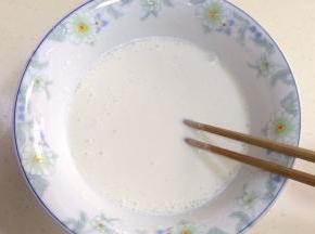 趁面团发酵时，来制作下麻薯。除黄油以外的麻薯材料混合且搅拌均匀。