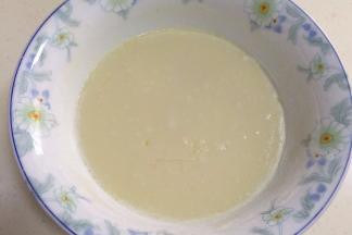 取出蒸好的麻薯，放至温凉。