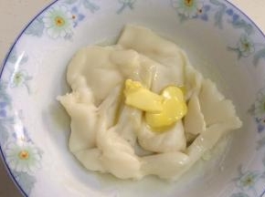 加入10克黄油，用手把黄油揉进麻薯内。