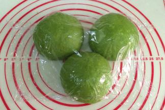 发好的面团取出排气，平均分成3份，滚圆松弛15分钟。