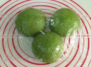 发好的面团取出排气，平均分成3份，滚圆松弛15分钟。