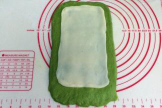 把擀开的麻薯片铺在面片上。