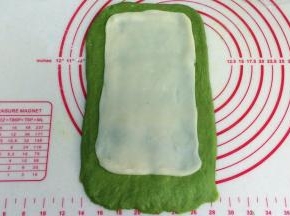 把擀开的麻薯片铺在面片上。