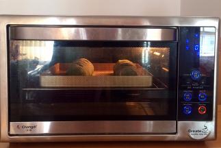 放入预热好的烤箱中层，上下火180度15分钟。（具体温度和时间请按各自烤箱情况调整，面包表面上色后可盖锡纸，防止颜色烤深）