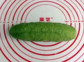 捏紧面团收口处。