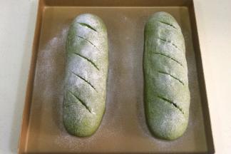 发至两倍大时取出面包，在表面筛一层薄薄的高筋面粉，用锋利的刀片在面包表面划出纹理。