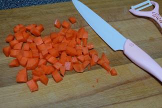 取半根胡萝卜，切成小丁；