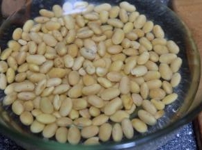 黄豆提前泡涨，挑去坏豆；