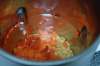 放进豆浆机里，加入适量的清水，一般我都是加到最高水位线1300ml的位置；