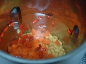 放进豆浆机里，加入适量的清水，一般我都是加到最高水位线1300ml的位置；