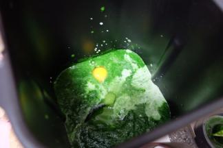 把菠菜汁、鸡蛋、糖、盐、淡奶油先放在面包机内桶里。菠菜汁的做法是：把菠菜洗净放开水锅里烫十秒钟，捞出后切碎，加清水（盖住菠菜碎就可以了）放在料理机里，打成汁就可以了；