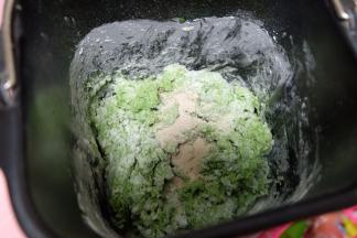 再继续加入高筋面粉，用筷子搅拌均匀，先用筷子搅拌一下，一来是方便面包机搅拌，二来也可以判断面粉和液体的比例是不是合适，最后放进耐高糖酵母粉；