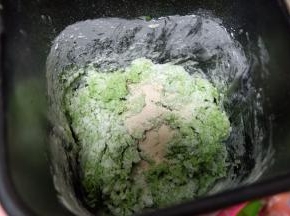 再继续加入高筋面粉，用筷子搅拌均匀，先用筷子搅拌一下，一来是方便面包机搅拌，二来也可以判断面粉和液体的比例是不是合适，最后放进耐高糖酵母粉；