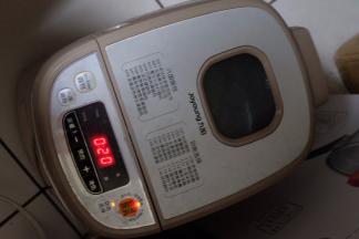 启动面包机揉面程序，我这个面包机揉面一次是20分钟，一般情况下我是揉两次；揉好以后就不动面团了，放在面包机里继续发酵；（如果你是第一次使用这个配方，一定要检查一下面团的柔软度是不是合适，在第一次揉面程序中要多检查几次，及时调整面粉或液体含量）