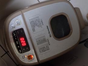 启动面包机揉面程序，我这个面包机揉面一次是20分钟，一般情况下我是揉两次；揉好以后就不动面团了，放在面包机里继续发酵；（如果你是第一次使用这个配方，一定要检查一下面团的柔软度是不是合适，在第一次揉面程序中要多检查几次，及时调整面粉或液体含量）