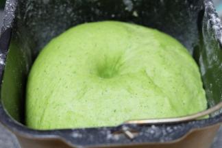 面团发酵完成，中间用手指戳个洞，不会塌就可以了；加了菠菜的面团颜色很漂亮的！