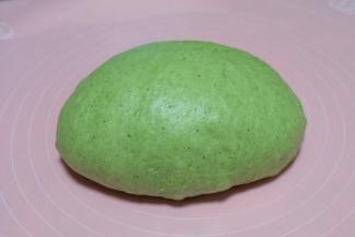 取出面团放在揉面垫上，排气揉均匀；轻揉就可以了，不要搓揉过度；