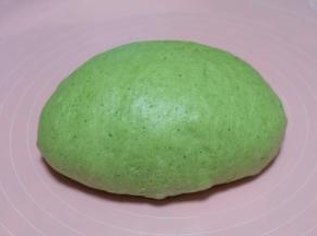 取出面团放在揉面垫上，排气揉均匀；轻揉就可以了，不要搓揉过度；