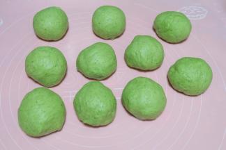 平均分成10个小面团，每个面团约83g左右，揉圆后盖上保鲜膜，静置15分钟。15分钟后，面团会有点变大；