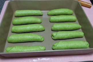 把小面团依次擀开，再卷成长条状，摆放在烤盘里，我这里用的是不沾烤盘，可以直接放面包生胚，如果用的是普通烤盘，记着要垫一张烘焙油纸在烤盘里；