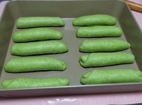 把小面团依次擀开，再卷成长条状，摆放在烤盘里，我这里用的是不沾烤盘，可以直接放面包生胚，如果用的是普通烤盘，记着要垫一张烘焙油纸在烤盘里；