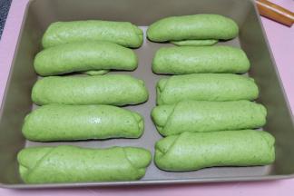 整型好的面包放置温暖处发酵至两倍大。我一般是放在烤箱里，在烤盘的底层放一盘热水，这样烤箱里的温度和湿度都很适合面包二次发酵；