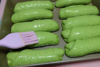 发酵好的面包刷上一层蛋液；（也可以用蛋黄加点清水调均匀，刷蛋黄水）