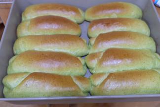 放进烤箱，中层，上下火，165度，30分钟左右；（具体时间和温度请按自家烤箱进行调节）