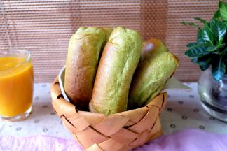 菠菜奶油排包就烤好了，放在晾网上放温凉后就可以装袋密封保存了，面包第二天吃我觉得更好吃，更柔软，所以我经常是头一天晚上做好面包，装袋放置一晚，第二天早上可以直接吃也可以加热一下再吃，感觉这样的口感比当时吃更好，也更柔软。