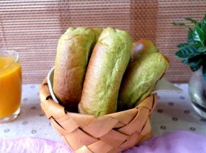 菠菜奶油排包就烤好了，放在晾网上放温凉后就可以装袋密封保存了，面包第二天吃我觉得更好吃，更柔软，所以我经常是头一天晚上做好面包，装袋放置一晚，第二天早上可以直接吃也可以加热一下再吃，感觉这样的口感比当时吃更好，也更柔软。