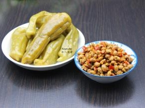 准备食材：蒜辣椒、腊八豆、香葱等食材；