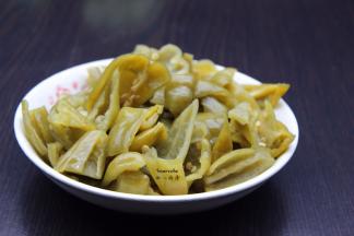酸辣椒洗净切小块；