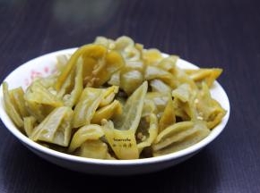 酸辣椒洗净切小块；