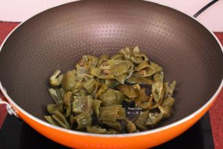 热锅，倒油，放入切好的酸辣椒爆炒；