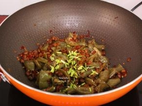 放盐、葱，炒均即可；PS：腊八豆本身有盐，少放盐即可。