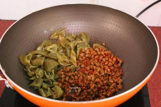 把腊八豆也加入翻炒；
