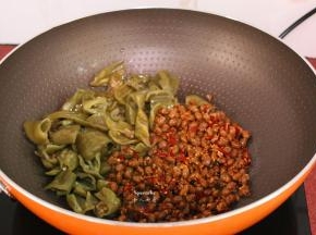 把腊八豆也加入翻炒；