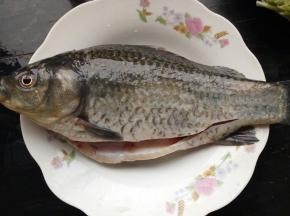 鱼表面用盐和料酒涂抹一下，腌渍15分钟左右！