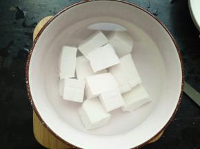 豆腐切块用开水泡几分钟！