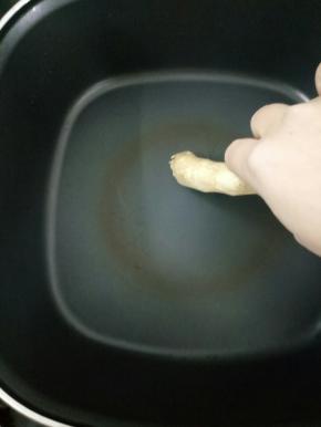 热锅，然后用生姜的切面把锅抹一下，倒入适量油，放一点点盐！