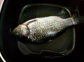 把鱼轻轻放进锅里煎。不要翻动鱼身！
