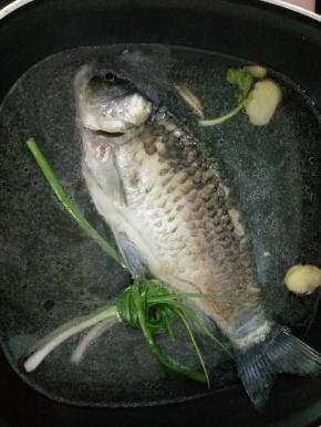 等到两面都煎好，加入适量清水，倒一小勺料酒，放入生煎和葱，用大火煮！