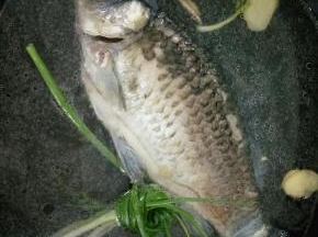 等到两面都煎好，加入适量清水，倒一小勺料酒，放入生煎和葱，用大火煮！