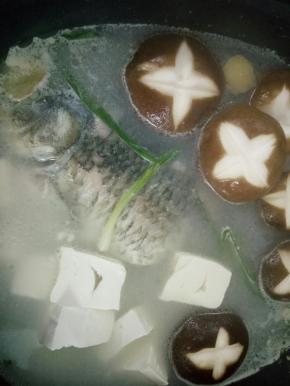 煮到20分钟左右加入豆腐和香菇继续煮五分钟！然后该小火煮！