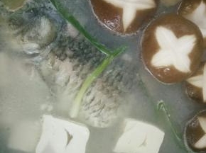 煮到20分钟左右加入豆腐和香菇继续煮五分钟！然后该小火煮！