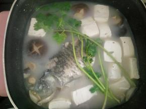 再煮10分钟左右，加入盐，香菜，调入少量鸡精和胡椒粉就可以了！