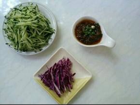 准备黄瓜丝和甘蓝丝。