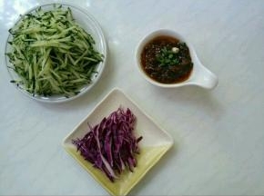 准备黄瓜丝和甘蓝丝。